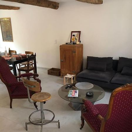 Chez Voltaire Maison Typique Et Son Patio Au Coeur De Thuir Dış mekan fotoğraf
